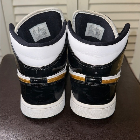 Jordan 1 Mid Patent Black, White & Metallic Gold… - Picture 2 of 11